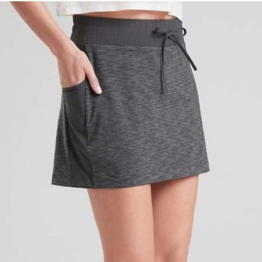 Athleta Excursion Hybrid Mid-Rise Tennis Skort in Dark and Heathered Gray Sz S